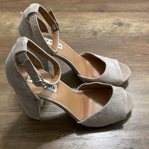 Women’s Steve Madden Pumps. Beige/gray. Size 9 - Picture 2 of 5